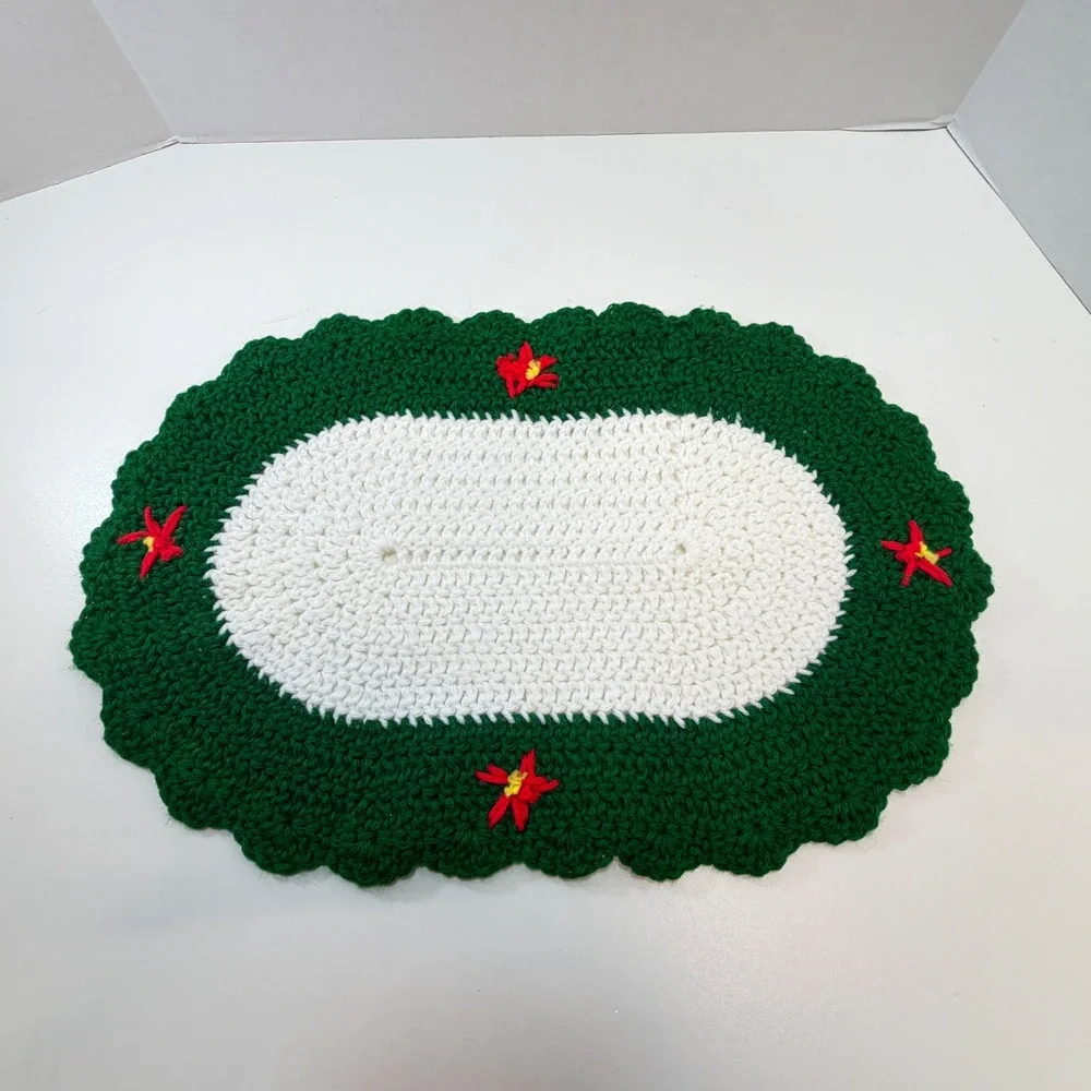 Christmas Poinsettia Crochet Placemat Green White Oval Table Runner Vintage
